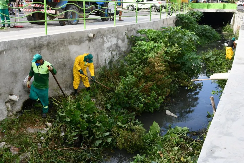 Prefeitura de Alagoinhas realiza limpeza para prevenir alagamentos no centro da cidade