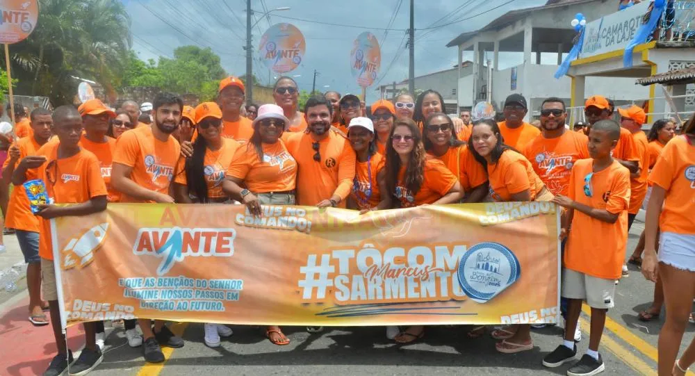 Um novo nome para 2026? Prefeito de Itanagra, Marcus Sarmento (AVANTE), participa da Lavagem do Bonfim em Mata de São João acompanhado por uma multidão