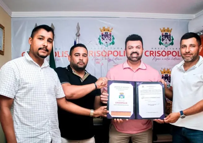 No dia em que completa 100 dias de novo governo Prefeito Leandro anuncia inicio de obra de calçamento de 16 ruas na sede e zona rural