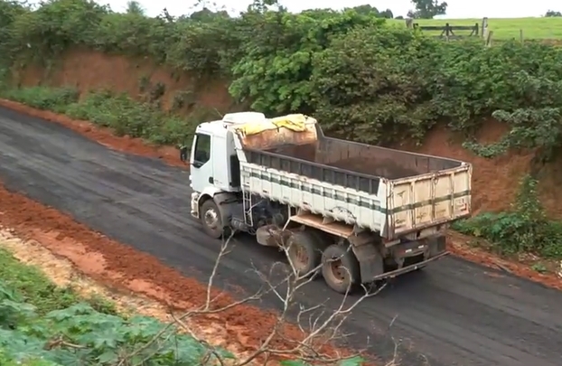 Prefeitura de Entre Rios inicia aplicação de asfalto em estradas da zona rural do município 