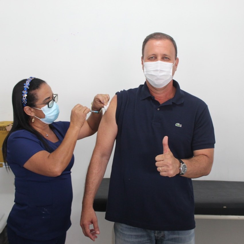 Prefeito Dudu Vieira toma primeira dose da vacina contra a Covid-19
