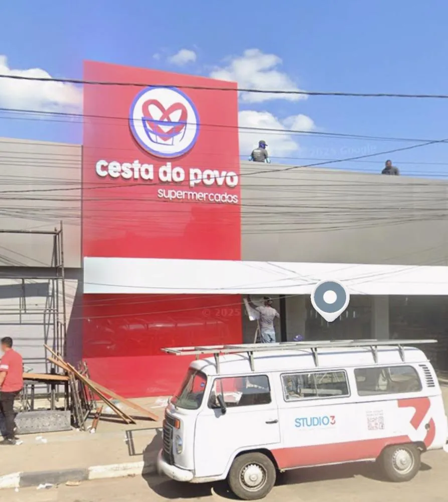 Supermercado Cesta do Povo passa a cobrar por sacolas plásticas e medida gera revolta entre clientes