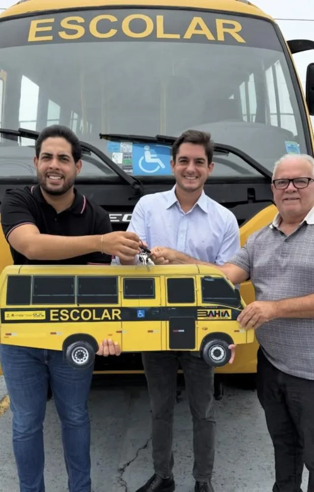 Ônibus escolar 0 km chega a Sátiro Dias e reforça transporte de estudantes