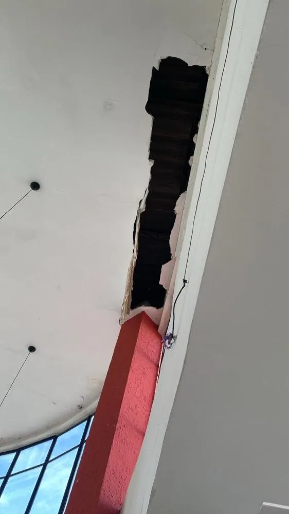 Teto da Câmara de Alagoinhas desaba na entrada principal dos gabinetes dos vereadores