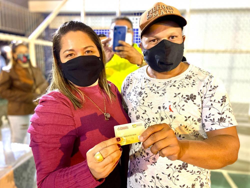 Prefeita Carine realiza entrega de cartões do Programa de Aquisição de Alimentos em Aporá