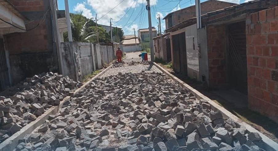 Prefeito Júnior Argôlo autoriza equipe de obras a iniciar o calçamento em paralelepípedo da rua D em Subaúma