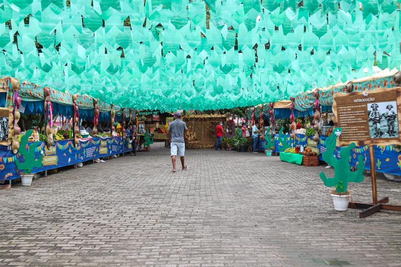 Ruas de Mata de São João recebem decoração com tema junino
