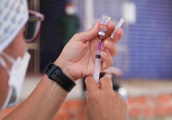 Câmara aprova projeto que torna crime furar fila de vacinação