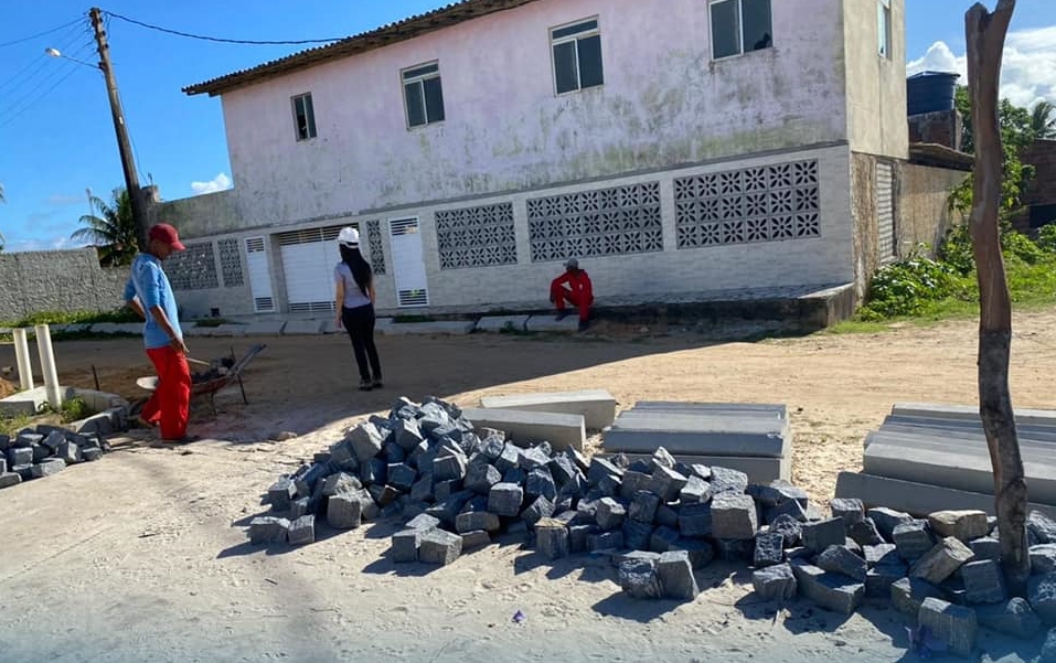 Após a Rua D calçamento começa a ser instalado na rua C em Subaúma