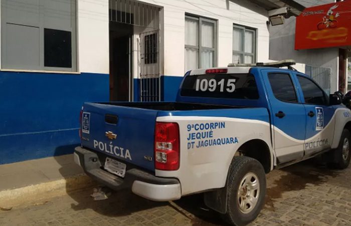 Mulher joga água fervente na mãe após briga por causa do auxílio, diz Polícia