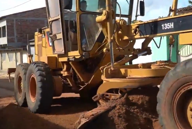 Assista: Secretaria de Obras de Entre Rios realiza revitalização da travessa Olinda no centro da cidade