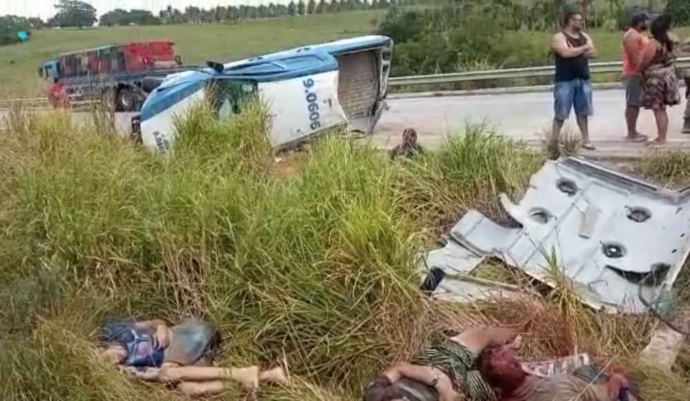 Viatura da PM de Rio Real capota e deixa um morto na BR-101 em Esplanada; Assista