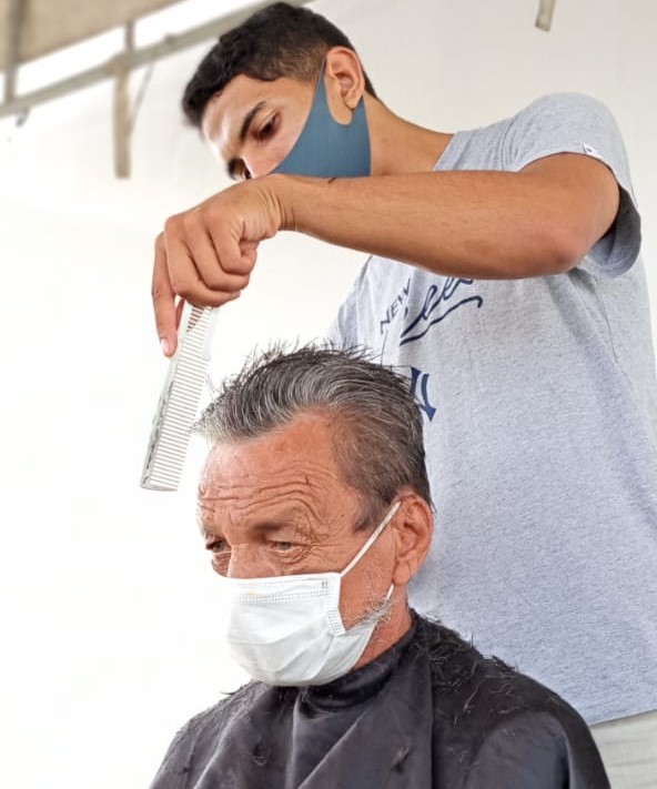 Acolhidos da Unidade Municipal para Pessoas em Situação de Rua recebem serviços de beleza em Alagoinhas