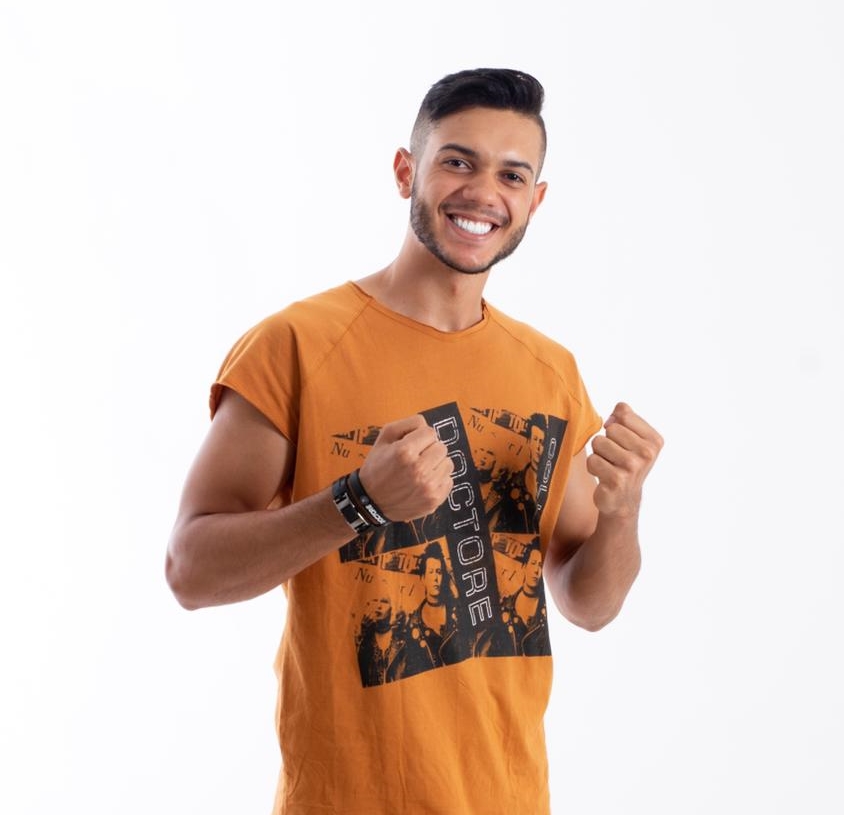Cantor Ikaro Mendes lança novo CD promocional de São João