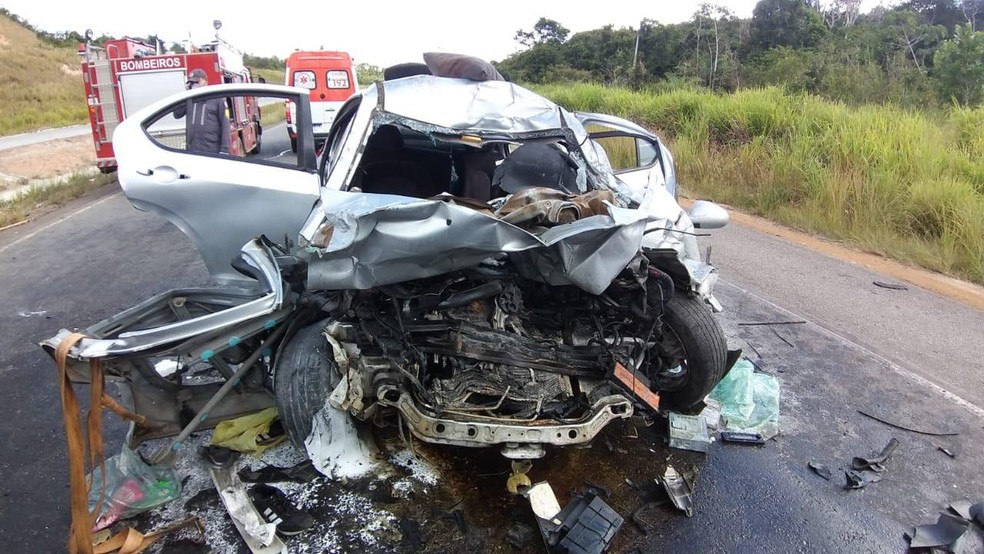 Duas pessoas morrem após acidente entre carro e caminhão em Esplanada