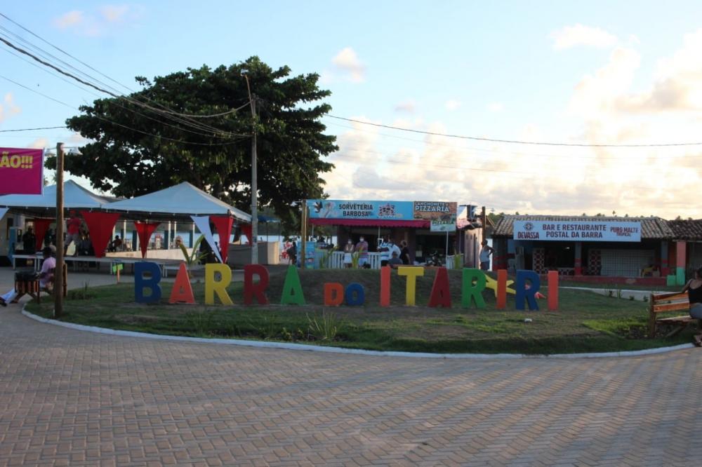 Prefeitura entrega praça e centro comercial na barra do Itariri em Conde