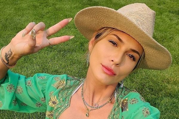 Vítima de máfia digital Lívia Andrade diz que processará perfis de fofoca no Instagram; Entenda