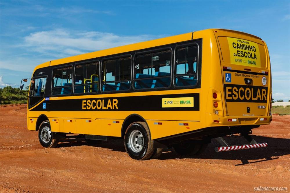 Prefeitura de Araçás realiza serviços de manutenção e reforma na frota de ônibus escolares do município