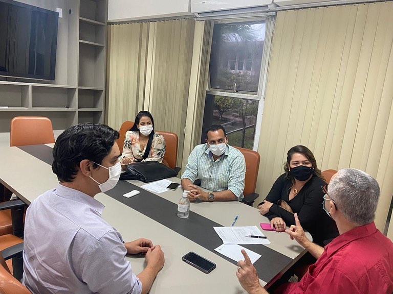 Prefeita Carine cobra a Deputado cobertura de feiras livres de Aporá e Itamira
