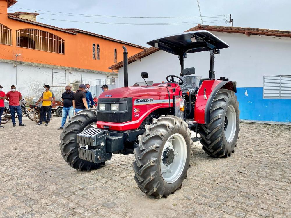 Prefeito Adilson Leite entrega novo trator para agricultores de Jandaíra