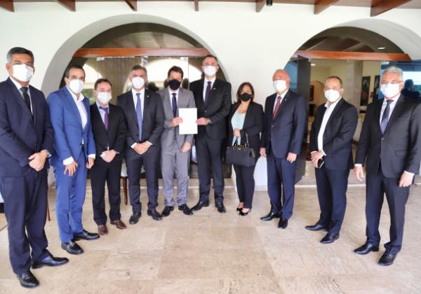 Presidente da UPB entrega pauta de municípios baianos ao presidente do Senado
