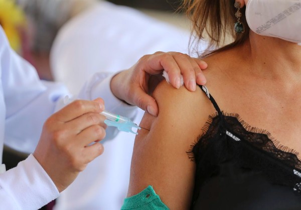 Metade dos brasileiros já recebeu primeira dose da vacina contra o coronavirus
