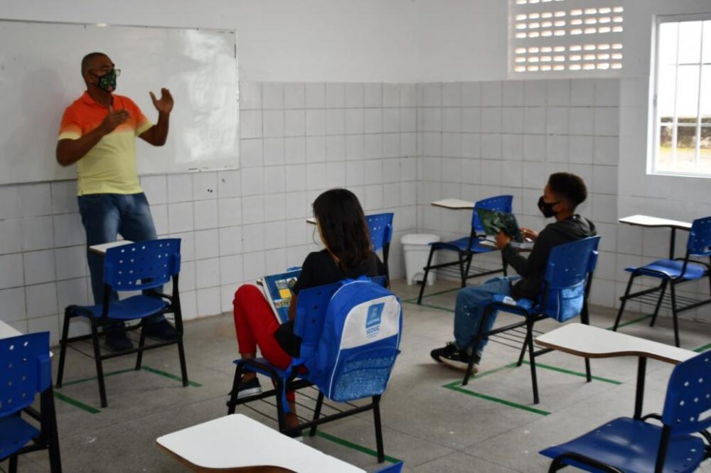 De forma semipresencial e com protocolos de segurança, estudantes retornam às aulas na rede municipal de Alagoinhas