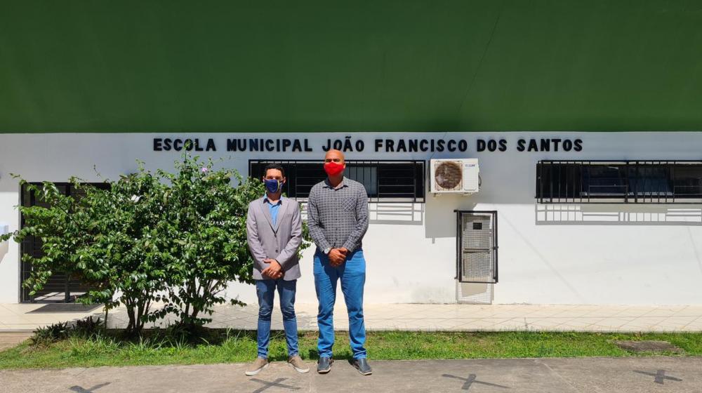 Vereador Dr. Caio Rezende visita escolas de Mata de São João ao lado do presidente da Câmara para ver protocolos de retorno as aulas