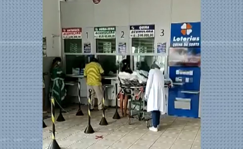 Idosa é levada para lotérica em maca hospitalar no sul da BA; paciente foi sacar aposentadoria