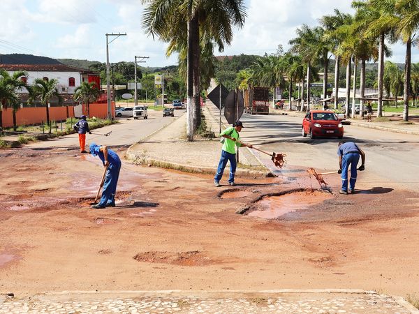 Prefeitura de Araçás realiza operação tapa-buracos no trevo da cidade com britas e vira piada nas redes sociais