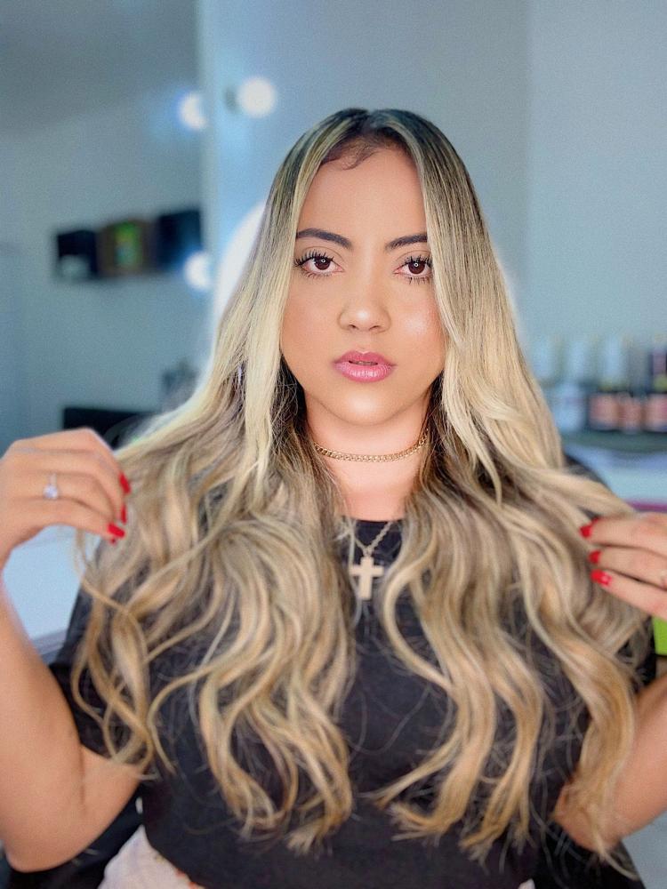 Cabeleireira Lorena Tahis comemora sucesso profissional por toda a Bahia