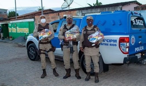 Polícia Militar de Cardeal da Silva entrega cestas básicas para famílias em vulnerabilidade social